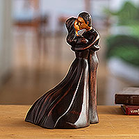 escultura de madera de cedro - Figura de madera de cedro teñida de un hombre y una mujer besándose