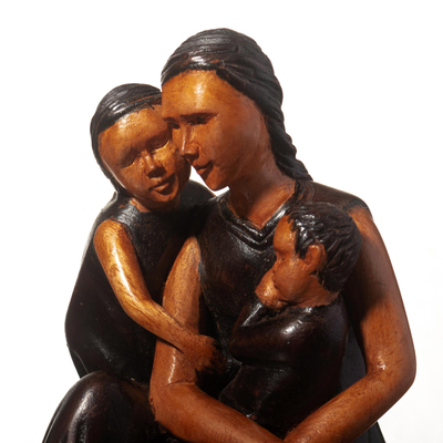escultura de madera de cedro - Escultura de madera de cedro de una mujer con sus dos hijos