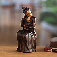 Escultura de madera de cedro, 'Te amo, mamá' - Escultura de madera de cedro de una mujer sosteniendo a su hijo