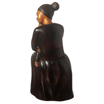 escultura de madera de cedro - Escultura de madera de cedro de una mujer sosteniendo a su hijo