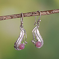 Opal-Ohrhänger, „Swaying Leaf“ – handgefertigte Sterling-Ohrringe mit rosa Opal
