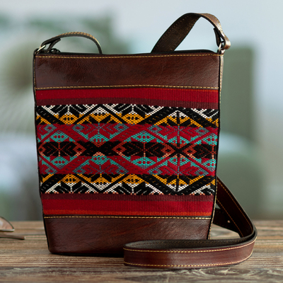 Sling aus Leder mit Alpaka-Akzenten - Textilbetonte Ledertragetasche aus Peru