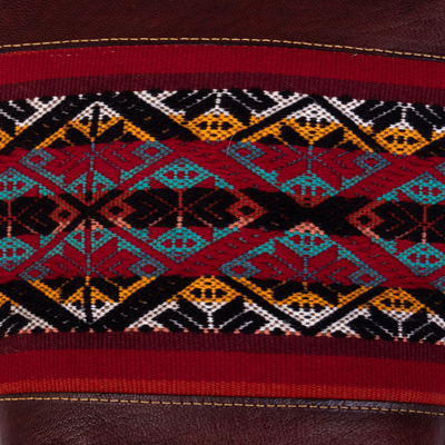 Sling aus Leder mit Alpaka-Akzenten - Textilbetonte Ledertragetasche aus Peru