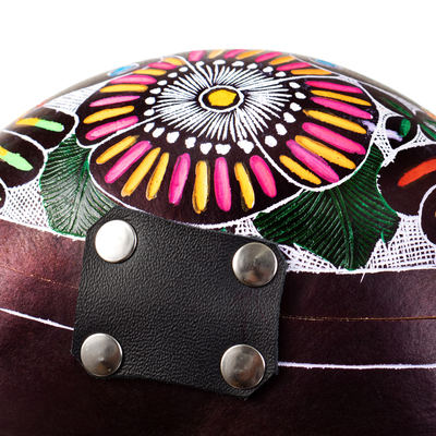 Bolso de cabestrillo de calabaza, 'Viaje andino colorido' - Bolso de cabestrillo de calabaza peruano tallado a mano con detalles en cuero