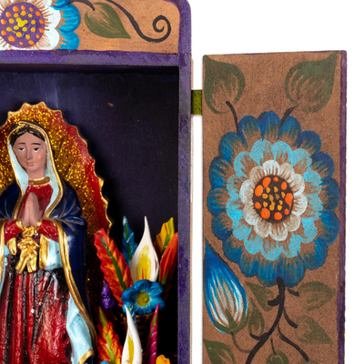 Retablo aus Holz und Keramik - Handgefertigtes Retablo aus Holz und Keramik der Jungfrau von Guadalupe