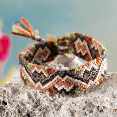 Makramee-Armband - Peruanisches handgewebtes Armband mit Bindeverschluss