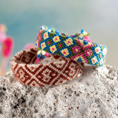 Makramee-Armbänder, (Paar) - Paar handgewebte Makramee-Armbänder aus Peru