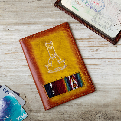 Reisepasshülle aus Leder - Handgefertigte Reisepasshülle aus Lama-Leder mit Andentextil