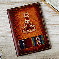 Funda para pasaporte de cuero simbólica de la paz, 'Llama pensativa' - Funda para pasaporte de cuero de llama hecha a mano en marrón oscuro
