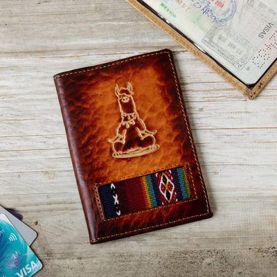 Reisepasshülle aus Leder mit Friedenssymbol - Handgefertigte Reisepasshülle aus Lama-Leder in Dunkelbraun
