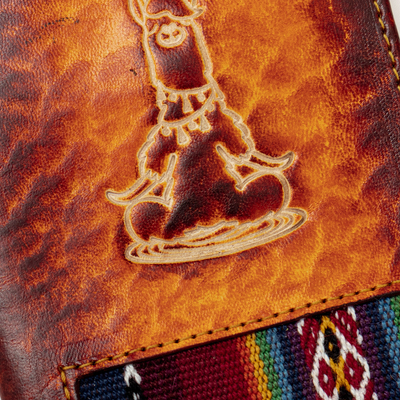 Reisepasshülle aus Leder mit Friedenssymbol - Handgefertigte Reisepasshülle aus Lama-Leder in Dunkelbraun