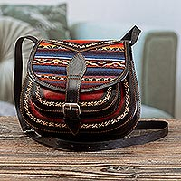 Ledertragetuch „Andean Glory“ – Schwarzes Ledertragetuch mit Anden-Textil und verstellbarem Riemen