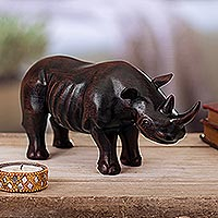Escultura de madera, 'Ferocious Rhino' - Escultura de madera de cedro tallada a mano de rinoceronte negro