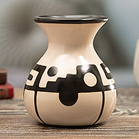 Jarrón decorativo de cerámica, 'Modern North' - Jarrón decorativo de cerámica hecho a mano en tonos negro y marfil
