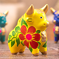 Figura de cerámica, 'Toro de la suerte' - Pequeña figura de toro de Pucará de cerámica pintada a mano en color amarillo