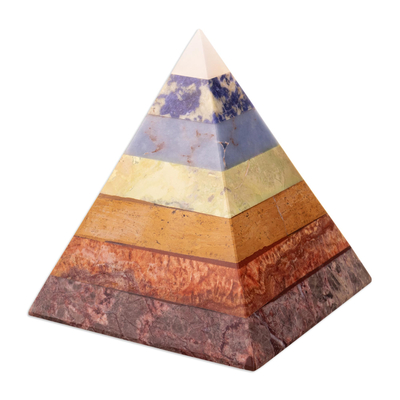 Skulptur aus mehreren Edelsteinen - Handgefertigte Pyramidenskulptur aus mehreren Edelsteinen mit sieben Chakren