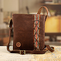 Sling de cuero, 'Traditional Journey' - Sling de cuero marrón con tejido de lana de colores de Perú