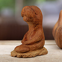 Escultura de madera, 'meditador acuático' - Escultura de madera de cedro tallada a mano de un manatí de Perú