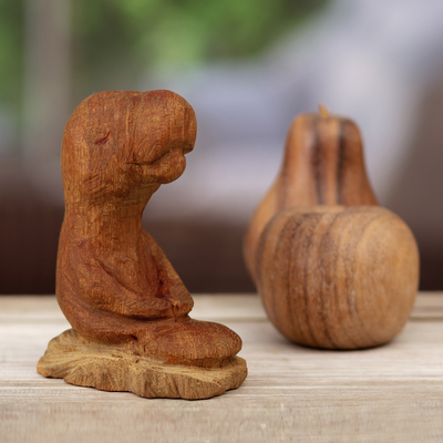 Escultura de madera - Escultura de madera de cedro tallada a mano de un manatí de Perú
