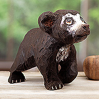 Escultura de cedro, 'Oso andino caminando' - Escultura de oso andino de madera de cedro tallada y pintada a mano