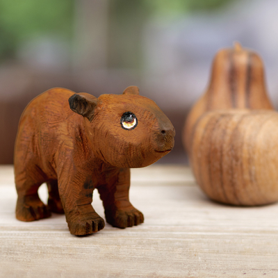 Escultura de madera, 'Jungle Curiosity' - Escultura de madera de cedro tallada a mano de un carpincho de Perú