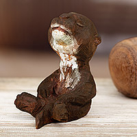Escultura de madera, 'River Enlightenment' - Escultura de madera de cedro tallada a mano de una nutria del Perú