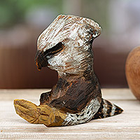 Escultura en madera, 'Meditador valiente' - Escultura de madera de cedro tallada a mano de un águila de Perú