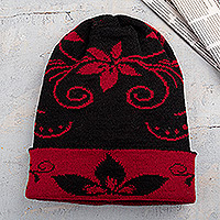 Mütze aus Alpaka-Mischung, „Crimson Blossom“ – Mütze aus purpurroter und schwarzer Alpaka-Mischung mit Blumenmuster und weicher Textur
