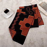Wendeschal aus Alpaka-Mischung, „Earth Visions“ – Wendbarer Schal aus Alpaka-Mischung mit Chakana-Motiv in warmen Farbtönen