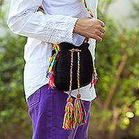 Bolso bandolera de ganchillo, 'Wayuu Glam' - Bolso bandolera de ganchillo negro con detalles multicolores