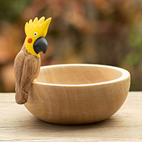 Cuenco decorativo de madera, 'Cockatoo Spirit' - Cuenco decorativo de madera de cedro hecho a mano con una cacatúa amarilla