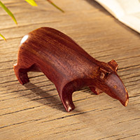 Minifigur aus Holz, „Bezaubernder Tapir“ – Tapir-Minifigur handgeschnitzt aus Palo Sangre-Holz