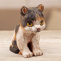 Escultura en Madera, 'Gato Inquisitivo' - Escultura de Gato en Madera de Cedro Tallada y Pintada a Mano en Perú