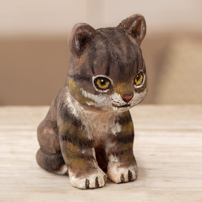 Escultura de madera, 'Gato meditativo' - Escultura de madera de cedro con temática de gato pintada a mano del Perú