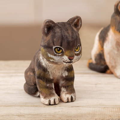Holzskulptur, 'Meditative Katze' - Handbemalte Zedernholz-Skulptur mit Katzenmotiv aus Peru