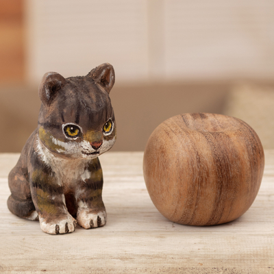 Escultura de madera, 'Gato meditativo' - Escultura de madera de cedro con temática de gato pintada a mano del Perú
