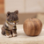Holzskulptur, 'Meditative Katze' - Handbemalte Zedernholz-Skulptur mit Katzenmotiv aus Peru