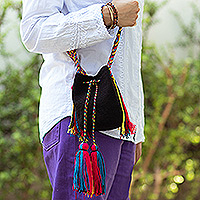 Bolso bandolera de ganchillo, 'Wayuu Charm' - Bolso bandolera de ganchillo en color negro con borlas de Colombia