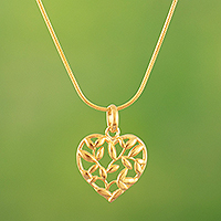 Collar con colgante de filigrana chapado en oro, 'Pasión floreciente' - Collar con colgante en forma de corazón con hojas chapadas en oro de 18 k