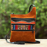 Bandolera de gamuza con detalles en mezcla de alpaca - Bolso bandolera artesanal de cuero y mezcla de alpaca con detalles en sepia