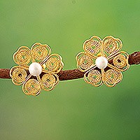 Pendientes de botón de perlas cultivadas chapadas en oro, 'Sublime Blossoming' - Pendientes de botón florales en espiral chapados en oro de 18 k con perlas