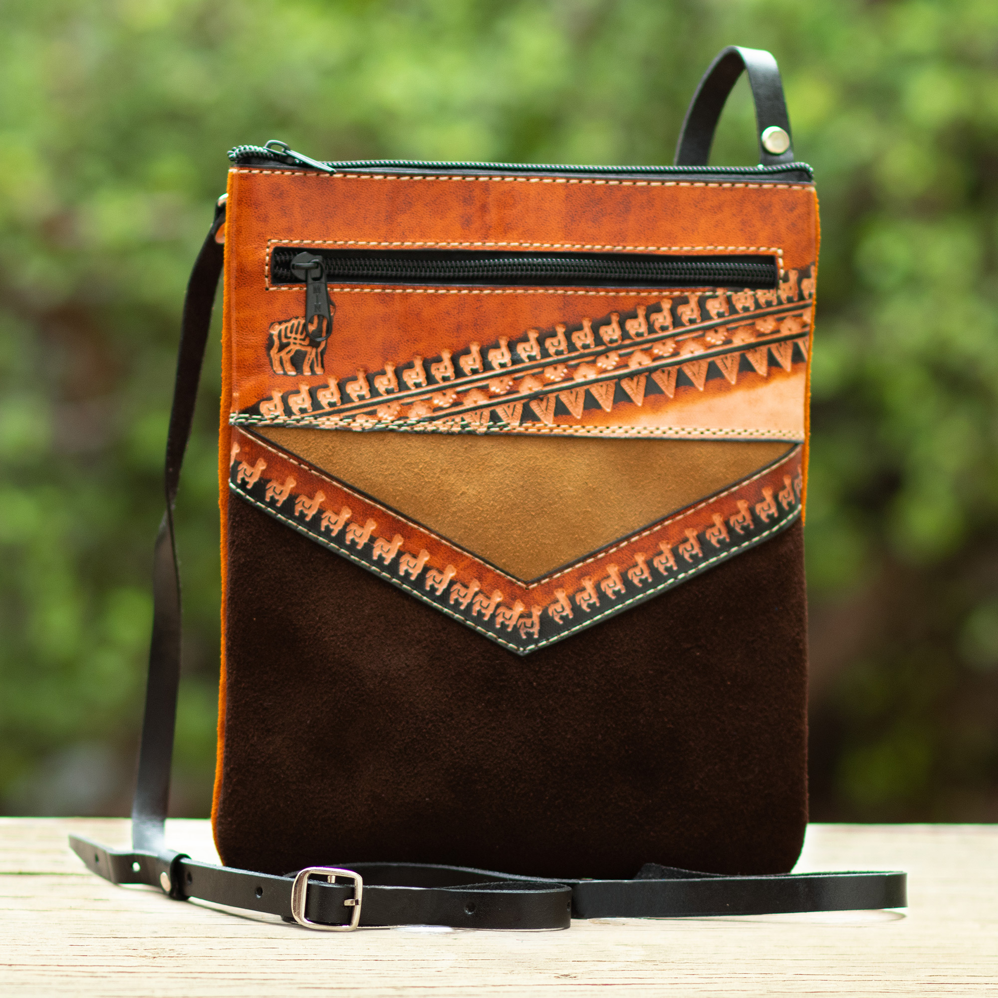Bolso bandolera de cuero marrón con correa ajustable y detalle de lana,  'Estilo Andino