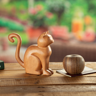 Holzskulptur - Handgeschnitzte Katzenskulptur aus braunem Zedernholz aus Peru