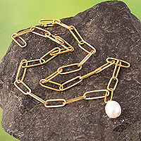 Zuchtperlen-Anhänger-Halskette, „Prosperity Links“ – Polierte, 18 Karat vergoldete Anhänger-Halskette mit weißer Perle