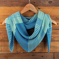 Schal aus Baumwollmischung, „Spektakuläres Meer“ – Handgestrickter Schal aus Baumwollmischung in Blau und Aqua in Dreiecksform