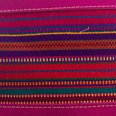 Armband aus Wildleder, 'Glamour in den Anden' - Handgefertigtes lilafarbenes Wildlederhandtäschchen mit Anden-Baumwolltextil