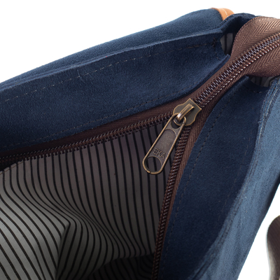 Bolso bandolera de ante con detalles de piel - Bolso bandolera de gamuza con detalles de cuero en azul y marrón de Perú
