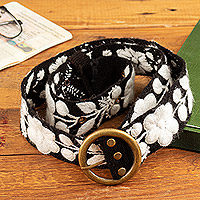 Cinturón de lana bordado, 'Flores blancas' - Cinturón de lana floral bordado y tejido a mano en blanco y negro