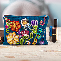 Bestickte Kosmetiktasche aus Wolle, „Andean Spring“ – Handgewebte und handbestickte Kosmetiktasche aus Wolle mit Blumenmuster