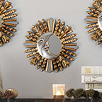 Espejo de pared de madera dorada en bronce, 'Mother Moon' - Espejo de pared de madera dorada en bronce envejecido con motivo Sol y Luna